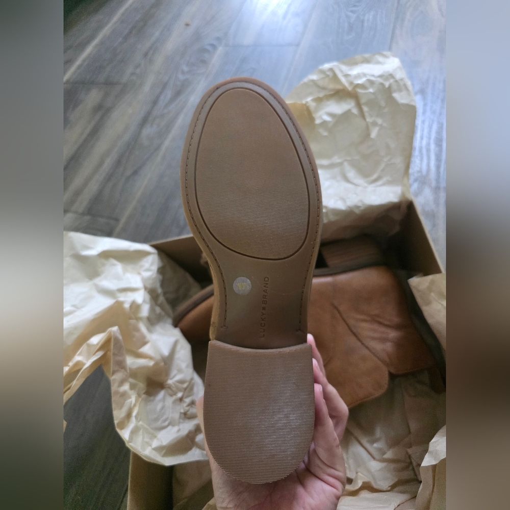 NEW Lucky Brand Leather Ankle Boots - Picture 4 of 6